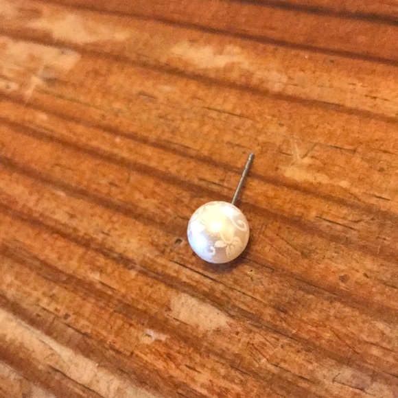 Pearl wit floral designs on it - Picture 2 of 2